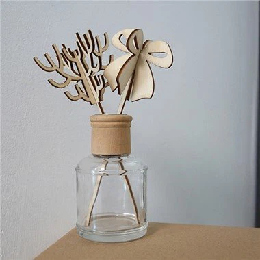 Пустые диффузорные бутылки и тростник